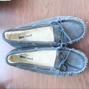 MINNETONKA size 10 slip loafers